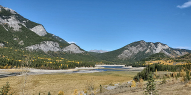 Fall colours and mountains 